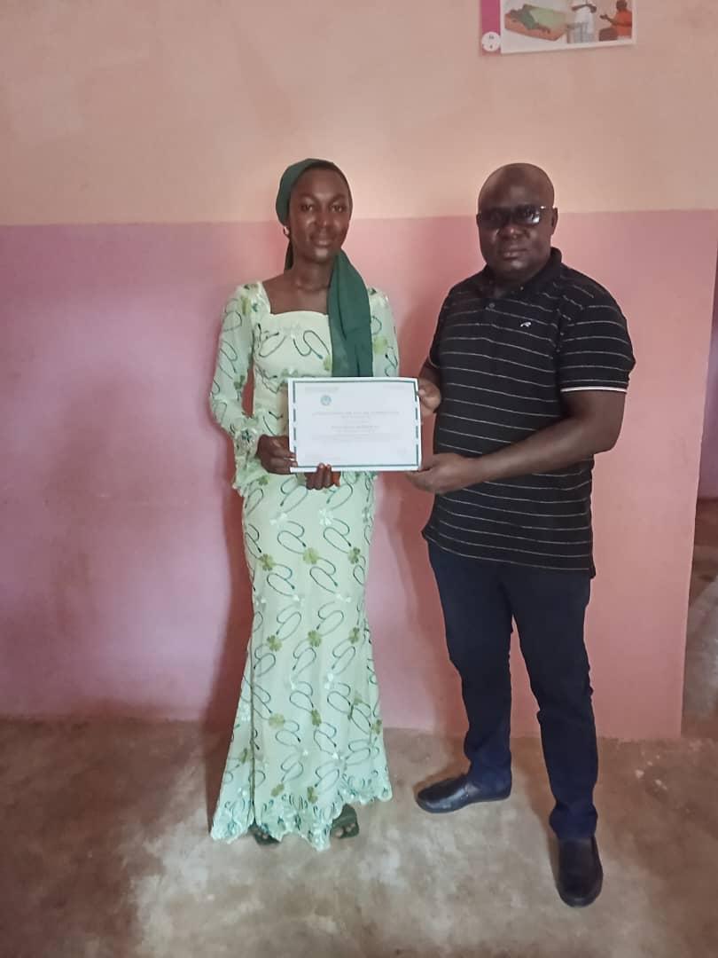 Cérémonie de remise des attestations d'auxiliaire de santé à quelques élèves.