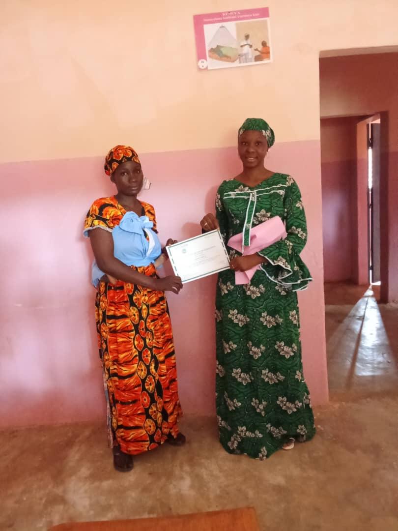 Cérémonie de remise des attestations d'auxiliaire de santé à quelques élèves.